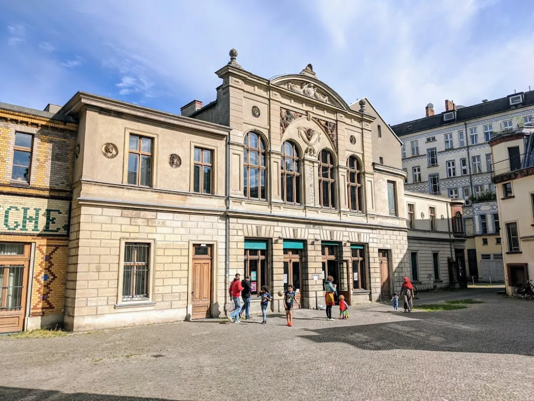 Bibliothek am Luisenbad in Mitte – Foto 2