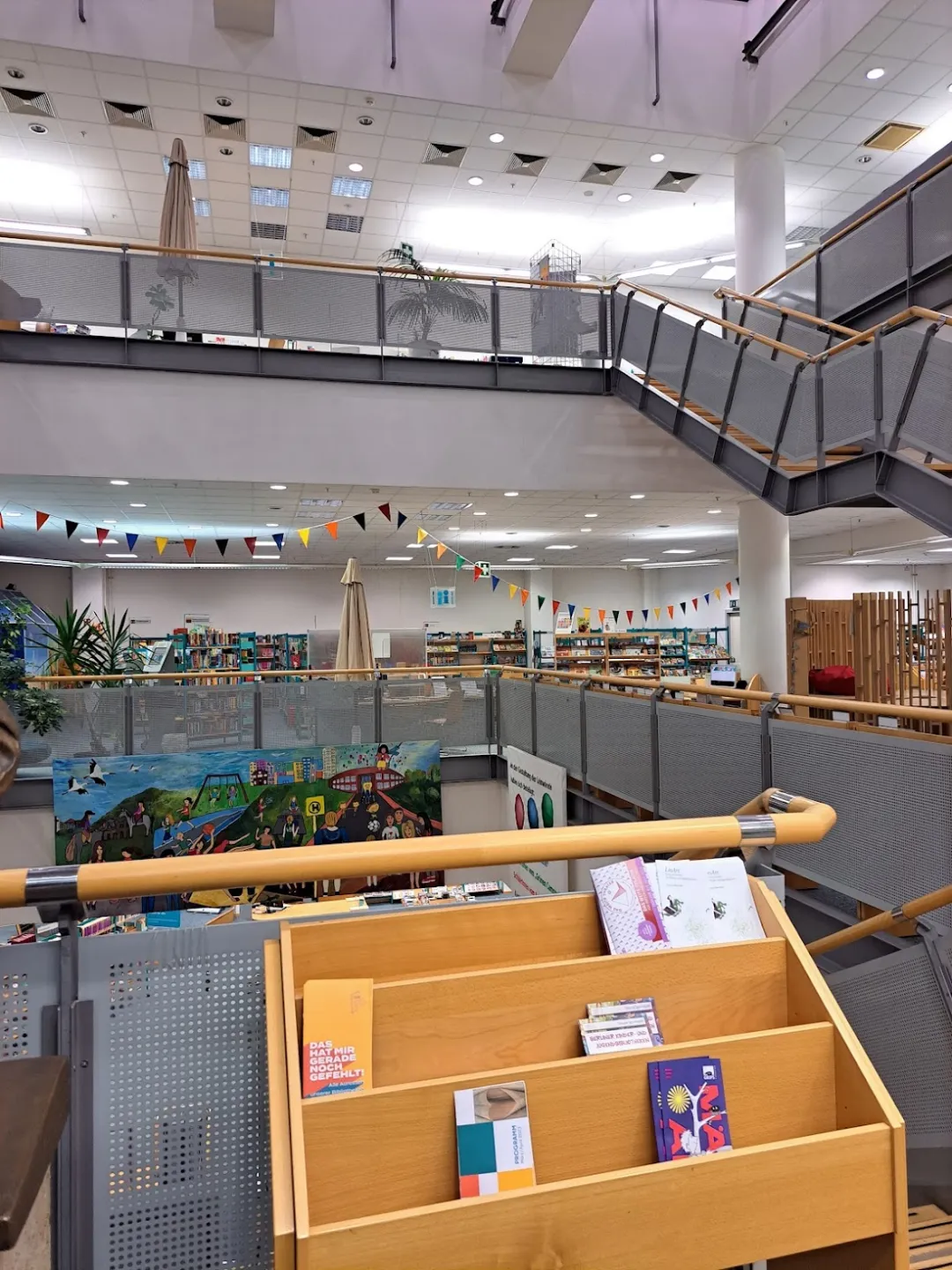 Anna-Seghers-Bibliothek im Linden-Center Hohenschönhausen in Lichtenberg – Foto 3