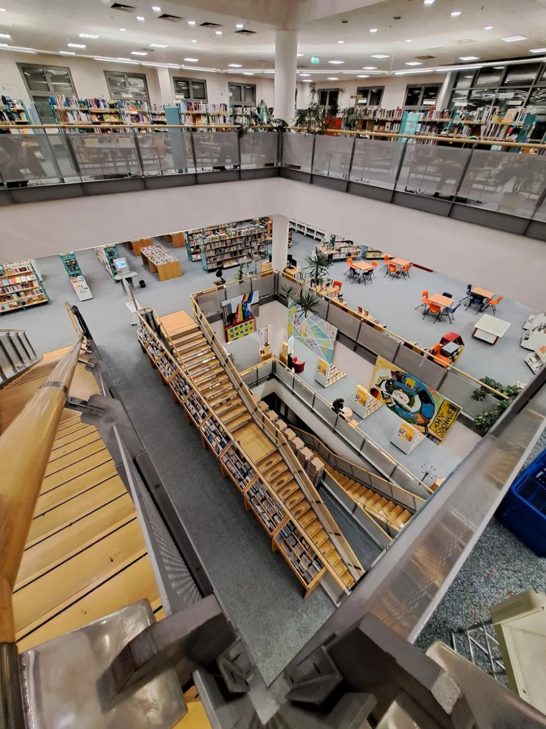 Anna-Seghers-Bibliothek im Linden-Center Hohenschönhausen in Lichtenberg – Foto 4