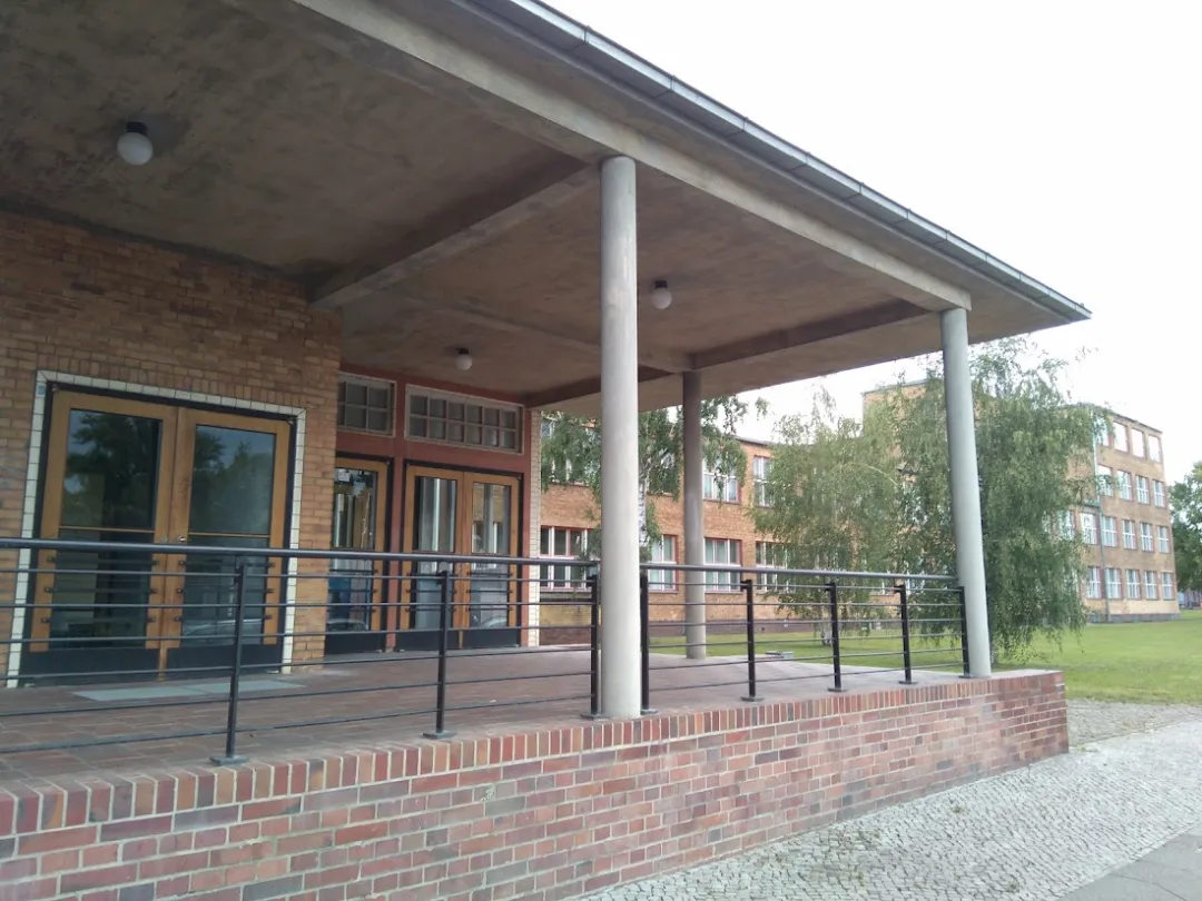 Max-Taut-Aula, Fischerstr./Schlichtallee in Lichtenberg – Foto 2