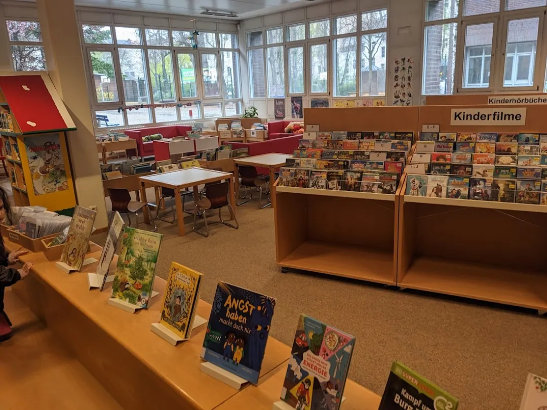 Ingeborg-Bachmann-Bibliothek (Stadtteilbibliothek West) in Charlottenburg-Wilmersdorf – Foto 2