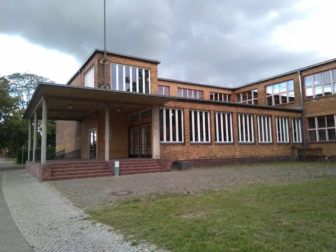 Max-Taut-Aula, Fischerstr./Schlichtallee in Lichtenberg – Foto 3