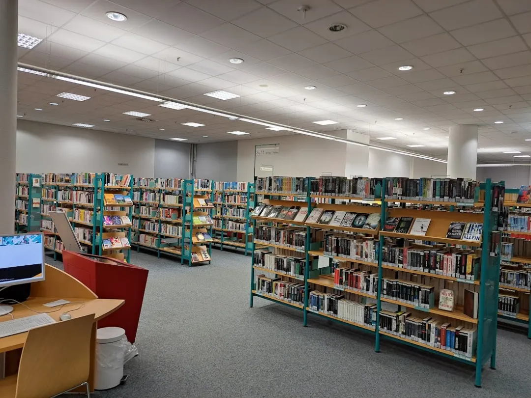 Anna-Seghers-Bibliothek im Linden-Center Hohenschönhausen in Lichtenberg – Foto 2